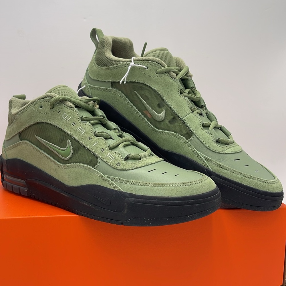Nike Men’s Green Retro-Inspired Sneakers with Rugged Sole - Picture 4 of 16